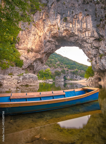 Vue de Vallon Pont d'Arc, site touristique en Ardèche, Sud de la France.