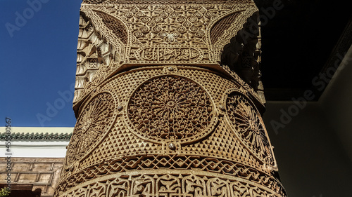 Islamic pattern design on concrete pillar photo