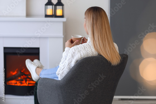 Young woman drinking hot te...