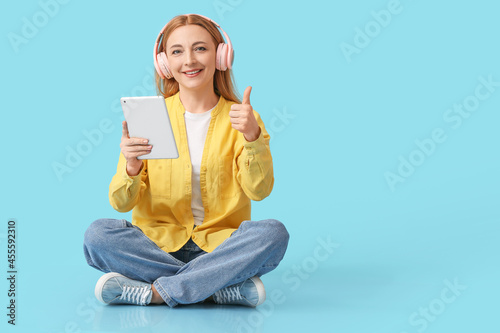 Mature woman with tablet co...