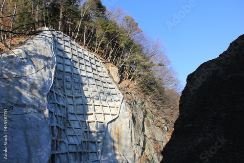 崩落防止対策がされている法面がある風景