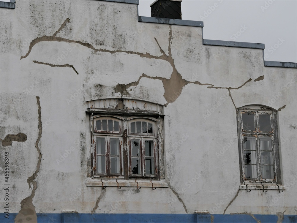 Obraz premium Risse im Haus mit Holzfenstern