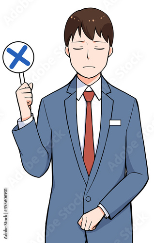 バツの札を持っている男性