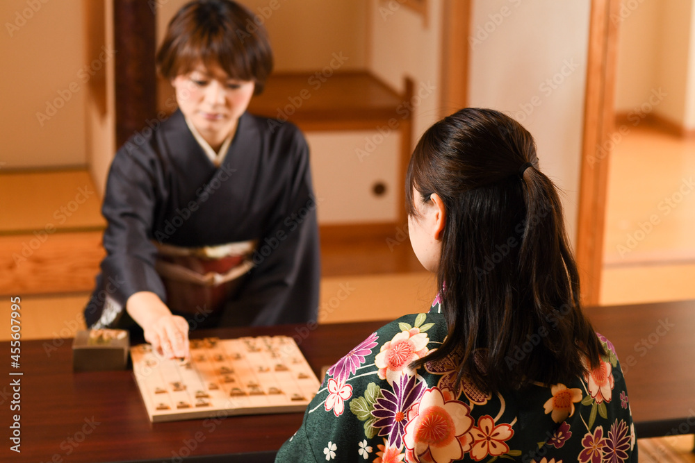 Fototapeta premium 女性棋士 将棋 対局する女性