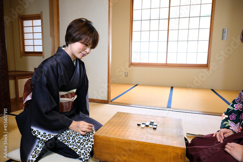 囲碁　対局する女性 photo