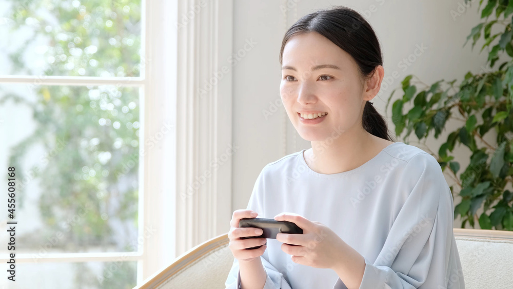 テレビゲームをプレイする女性 テレビゲームをプレイする女性