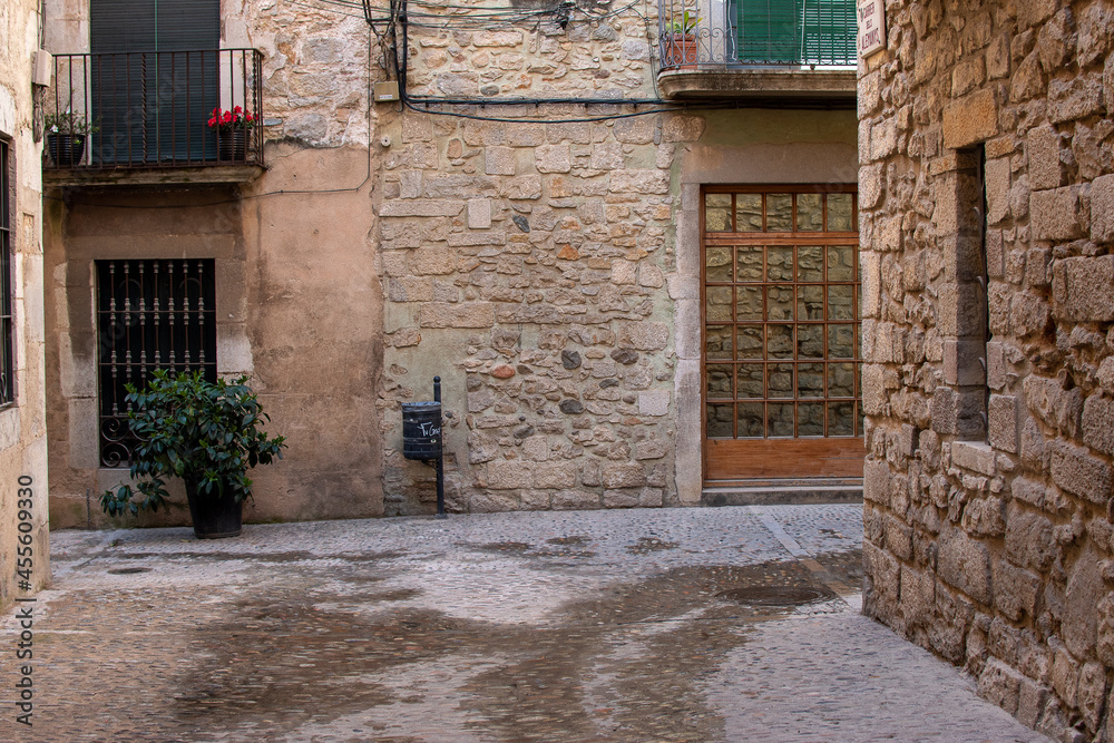 Fototapeta premium Deserted street in the old town of Girona