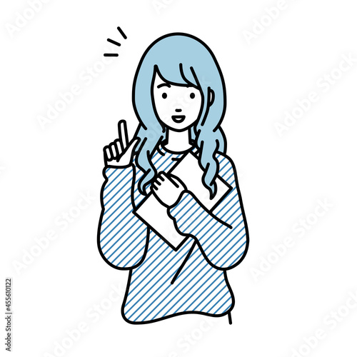 立って書類を手に持って何かひらめいたリモートワークの女性