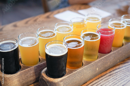 Foto Assorted Craft Beers in a Flight on Wooden Table