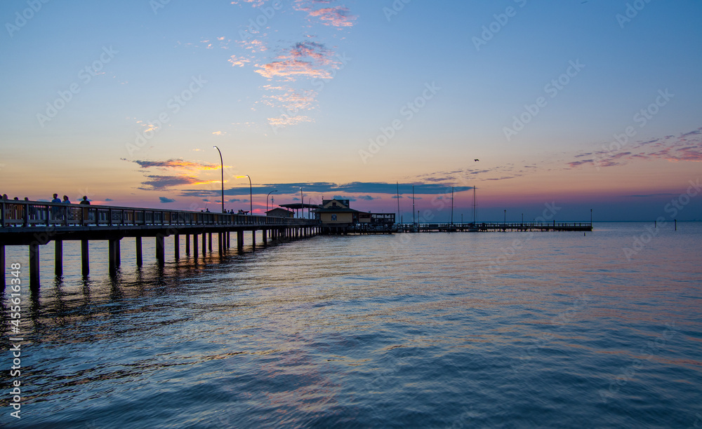 Obraz premium sunset at the pier