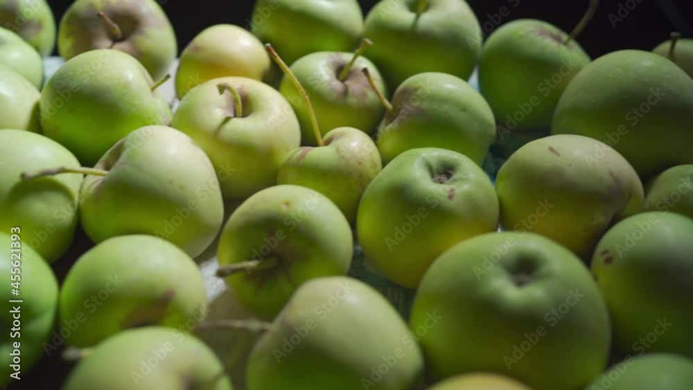 many green apples on the table