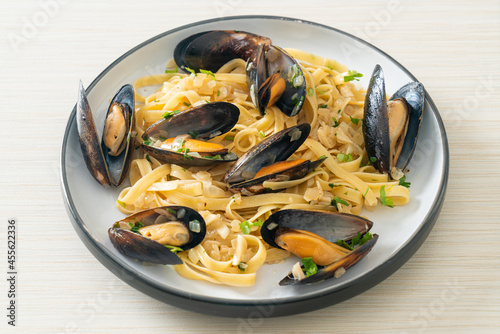 linguine spaghetti pasta vongole white wine sauce