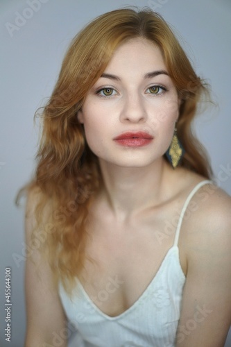 Hübsche junge Frau mit rotem Haar