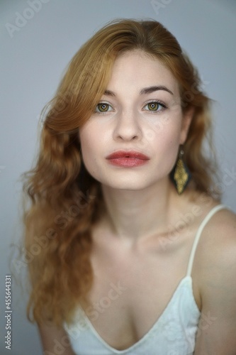 Obraz na płótnie Hübsche junge Frau mit rotem Haar w salonie