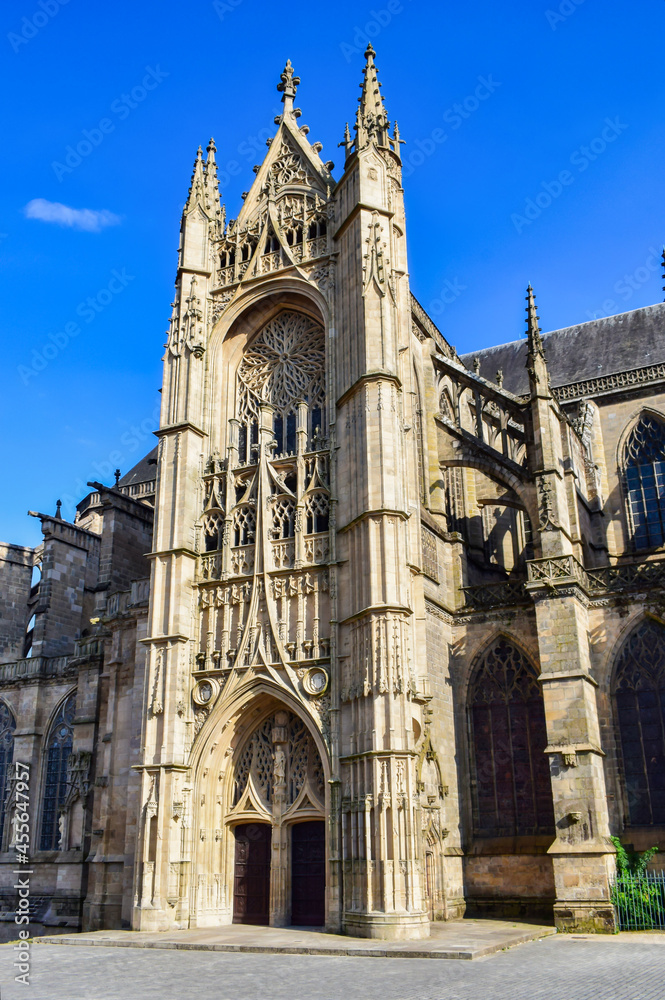 Imponente catedral gótica del siglo XIII en Limoges, Francia