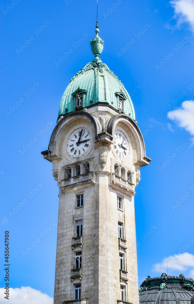 Primer plano torre del reloj en la estación de ferrocarril de Limoges, Francia