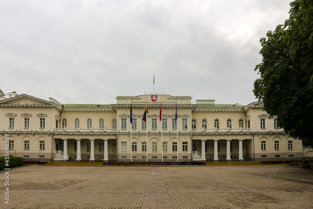 Obraz premium Fassadenfront des Litauischen Nationalmuseum- Vilnius in Litauen