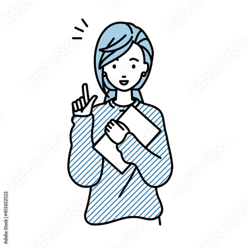 立って書類を手に持って何かひらめいたリモートワークの女性