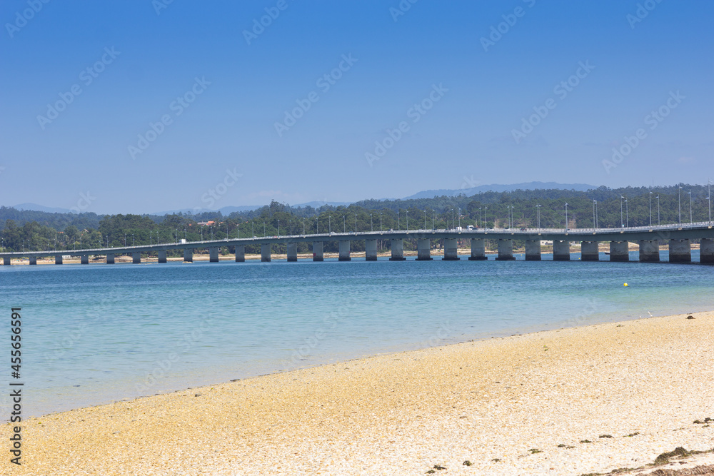 Long bridge linking an island to the mainland