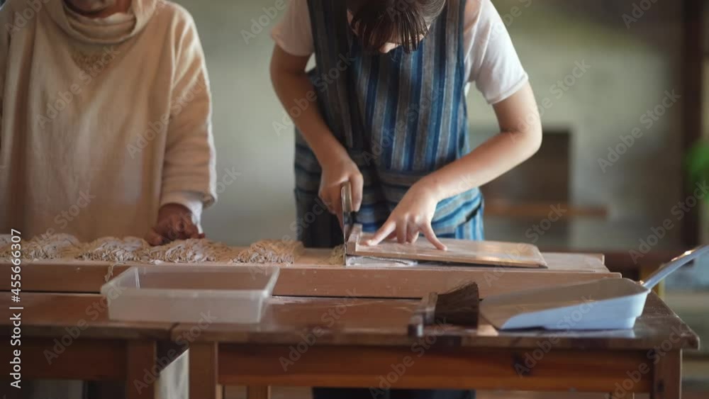 そば打ちをする女性 そば打ちをする女性