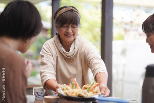 食事を提供する女性