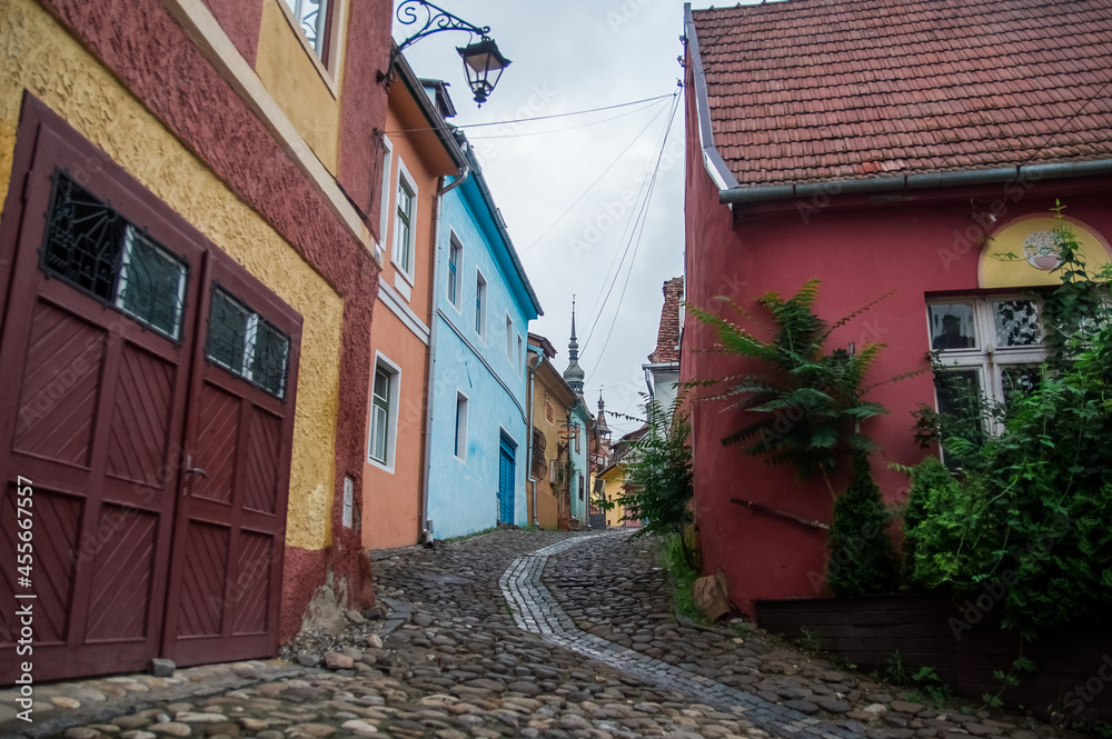 Wąska kamienna uliczka z kolorowymi budynkami