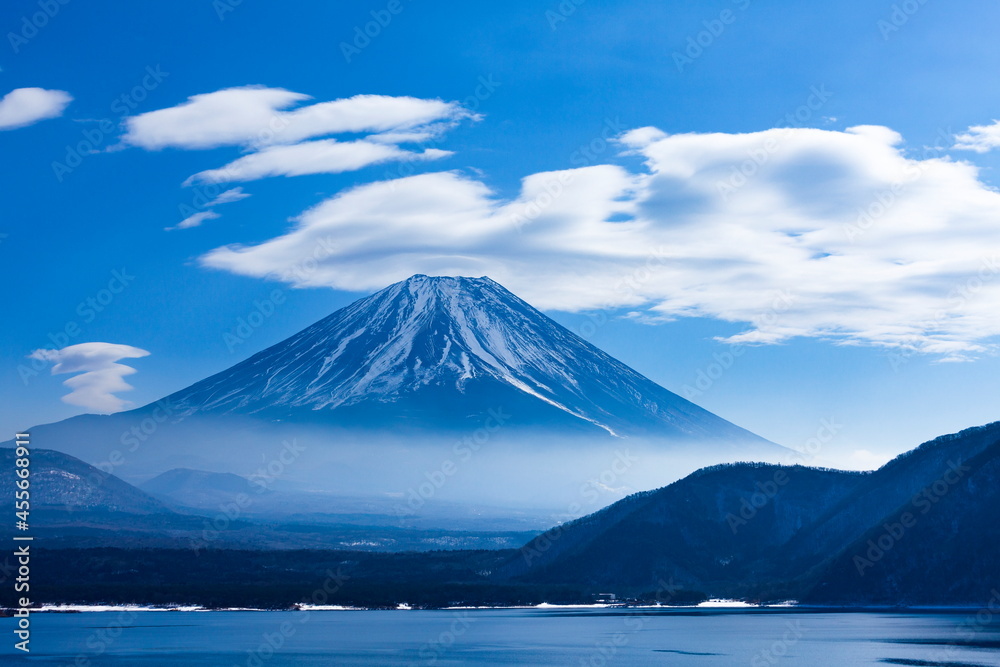 富士山と笠雲　山梨県本栖湖にて