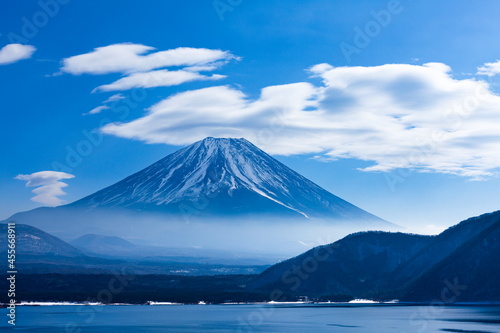 富士山と笠雲 山梨県本栖湖にて