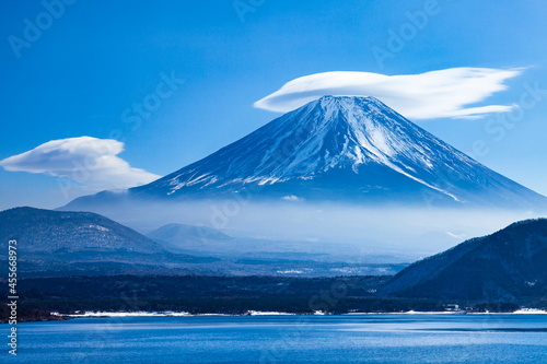 富士山と笠雲 山梨県本栖湖にて