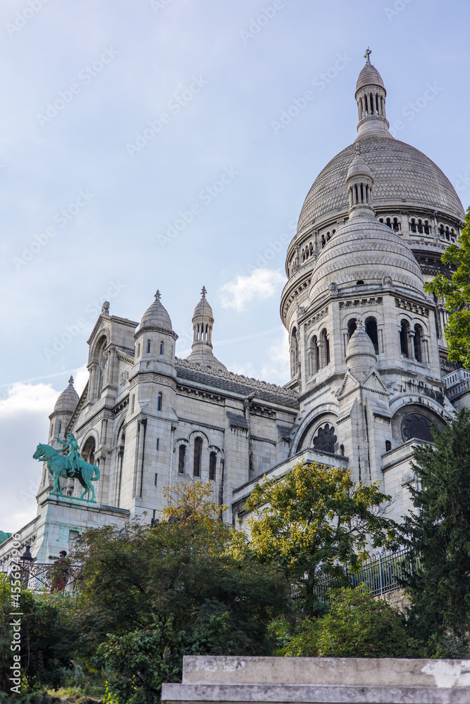 Vue sur les dômes de la basilique du Sacré-Cœur de Montmartre (Paris, France)