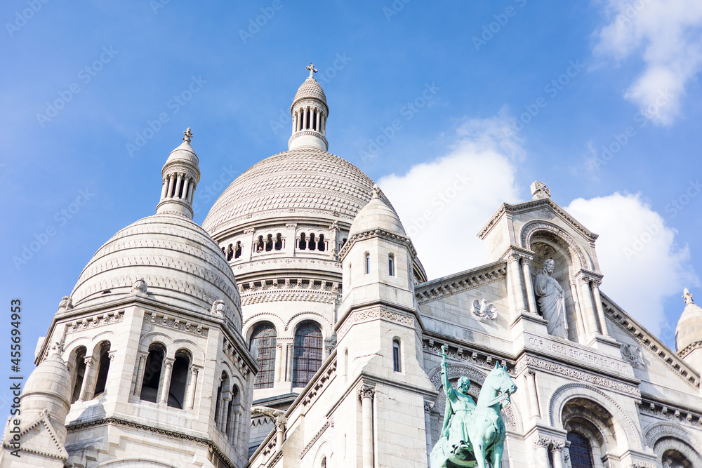 Vue sur les dômes de la basilique du Sacré-Cœur de Montmartre (Paris, France)