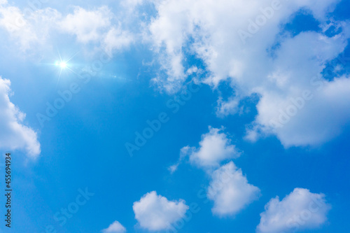 太陽の日差しと爽やかな青空と雲の背景素材_e_01