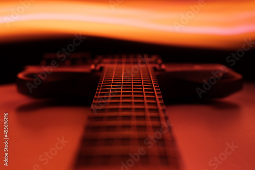 czerwona gitara sg otoczona pasmami światła