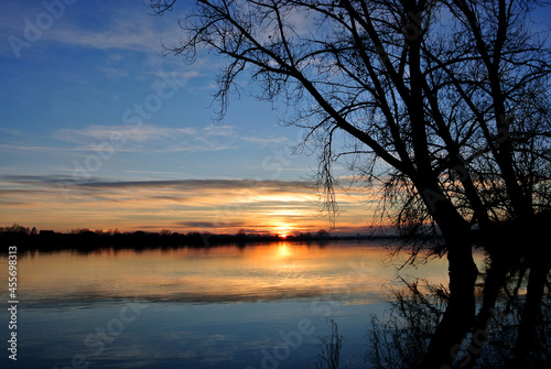 Sunset on the river © Milos Cirkovic