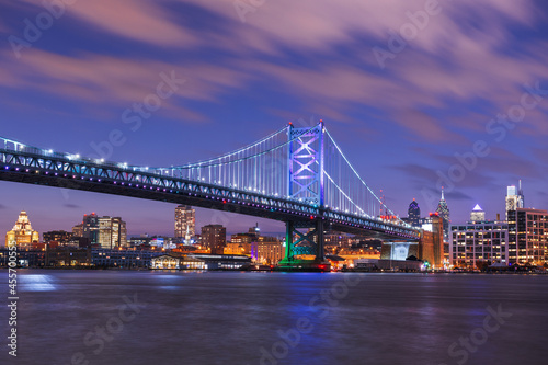 Fototapeta Naklejka Na Ścianę i Meble -  Philadelphia, Pennsylvania, USA skyline on the Delaware river with Ben Franklin Bridge