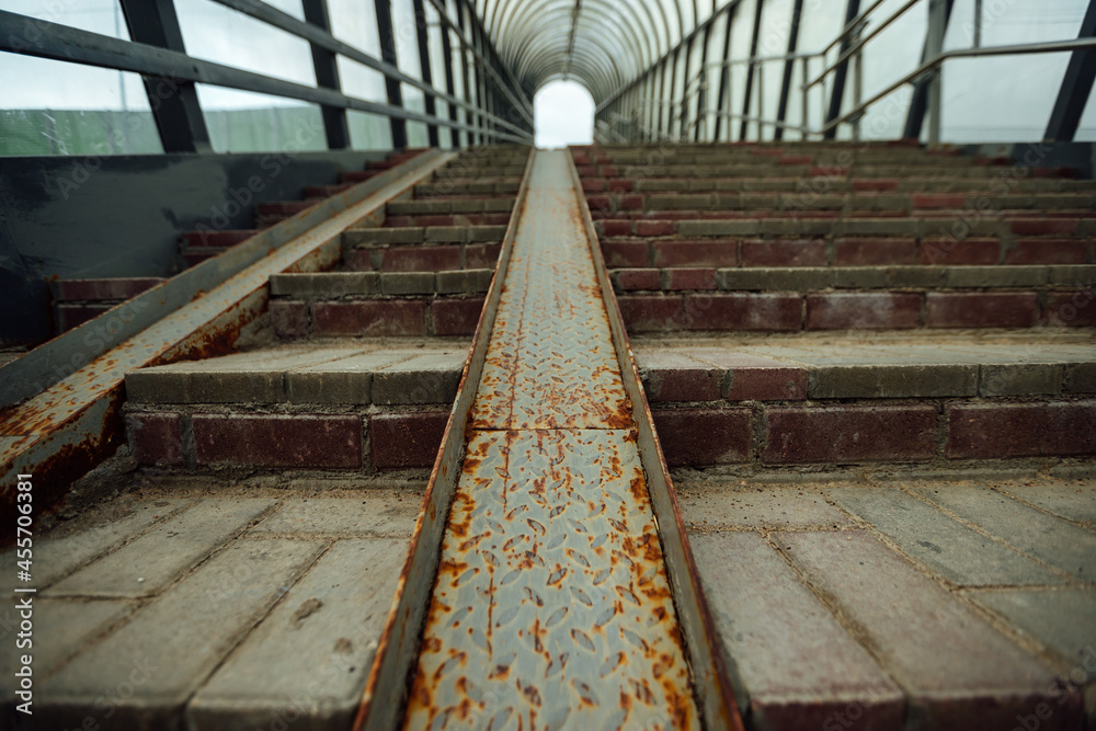 Foto de a rusty ramp for the disabled. metal construction for a ...