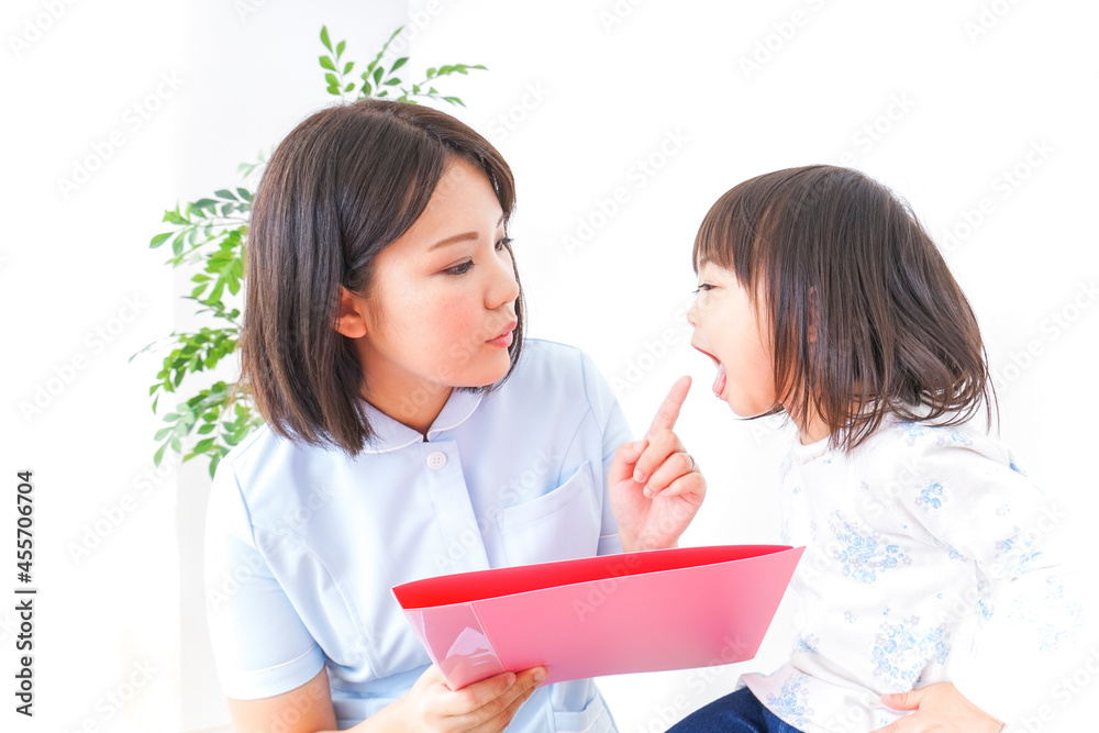 歯科治療を受ける子供 歯科治療を受ける子供
