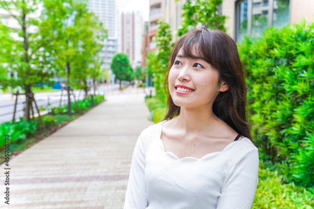 街なかでデートをする女性 街なかでデートをする女性