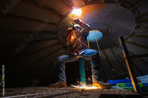 Canvas-taulu Welding male worker metal arc is part roof tank dome inside confined spaces