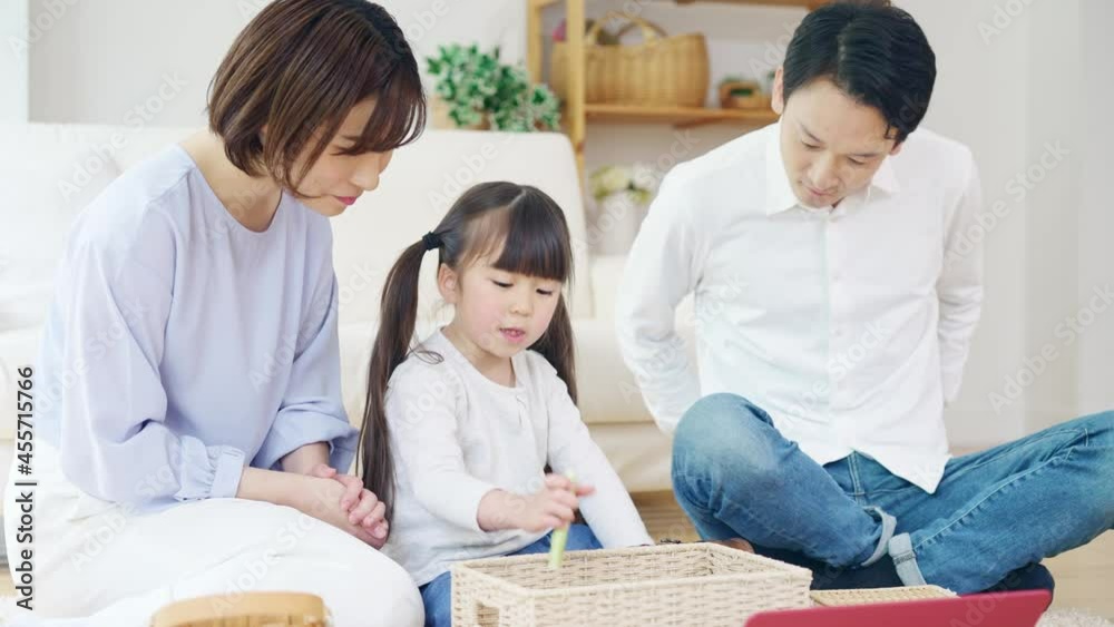おもちゃで遊ぶ親子 ファミリーイメージ スローモーション おもちゃで遊ぶ親子 ファミリーイメージ スローモーション