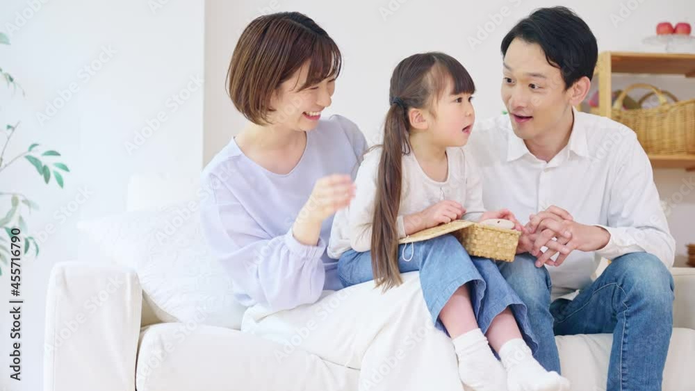 おもちゃで遊ぶ親子　ファミリーイメージ　スローモーション