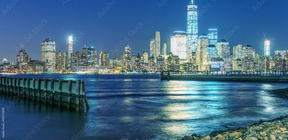Fototapeta premium Downtown Manhattan at night from Jersey City, USA