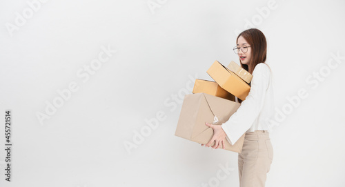 Happy Asian youngwoman holding package parcel box at home, Delivery courier and shipment service concept © waragron
