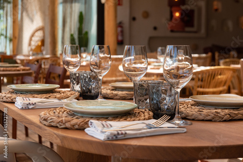 Mesa de restaurante tur  stico en la playa con copas  vasos  platos y cuberter  a completa