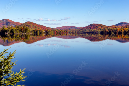 Fototapeta Naklejka Na Ścianę i Meble -  Lac-Superieur, Mont-tremblant, Quebec, Canada