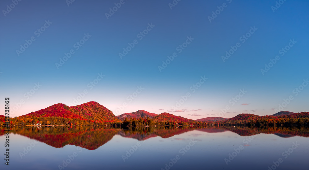 Fototapeta premium Lac-Superieur, Mont-tremblant, Quebec, Canada