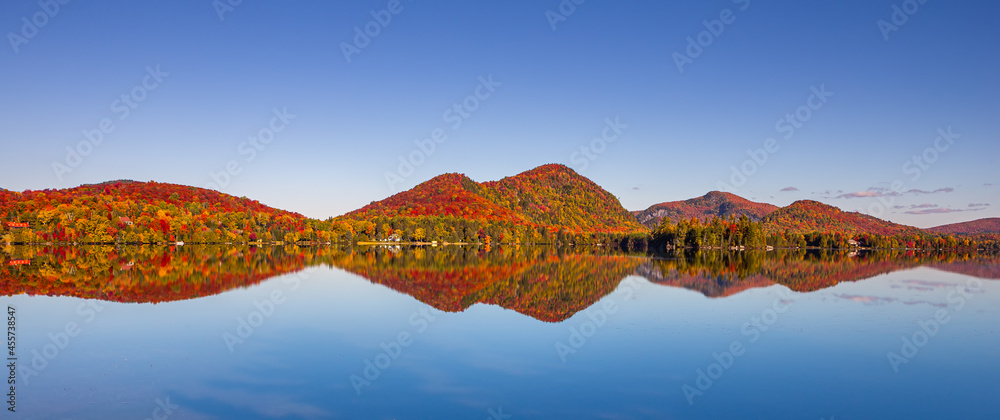 Fototapeta premium Lac-Superieur, Mont-tremblant, Quebec, Canada