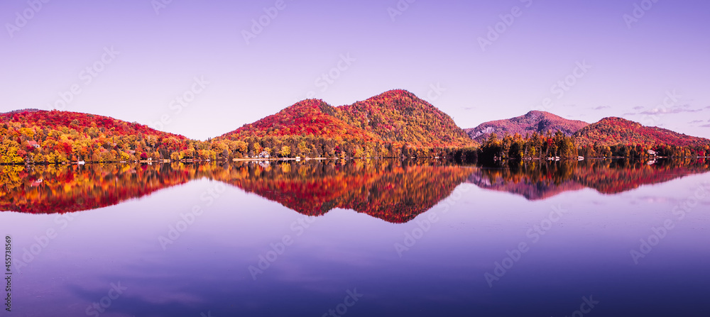 Fototapeta premium Lac-Superieur, Mont-tremblant, Quebec, Canada