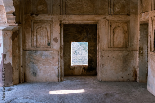 Geometric rectangular windows and niches on the rustic walls of the ancient Raja Mahal palace in Orchha. © Balaji