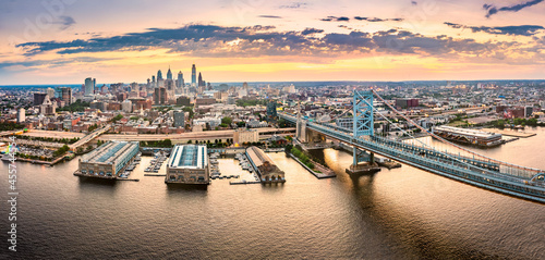 Obraz na płótnie Aerial panorama with Ben Franklin Bridge and Philadelphia skyline at sunset. Ben Franklin Bridge is a suspension bridge connecting Philadelphia and Camden, NJ. w salonie